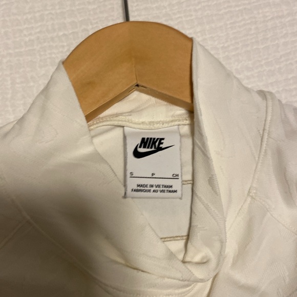 Nike Shirt - Picture 5 of 5